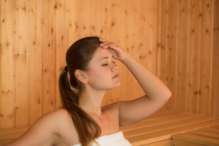 kobieta z bólem głowy w saunie