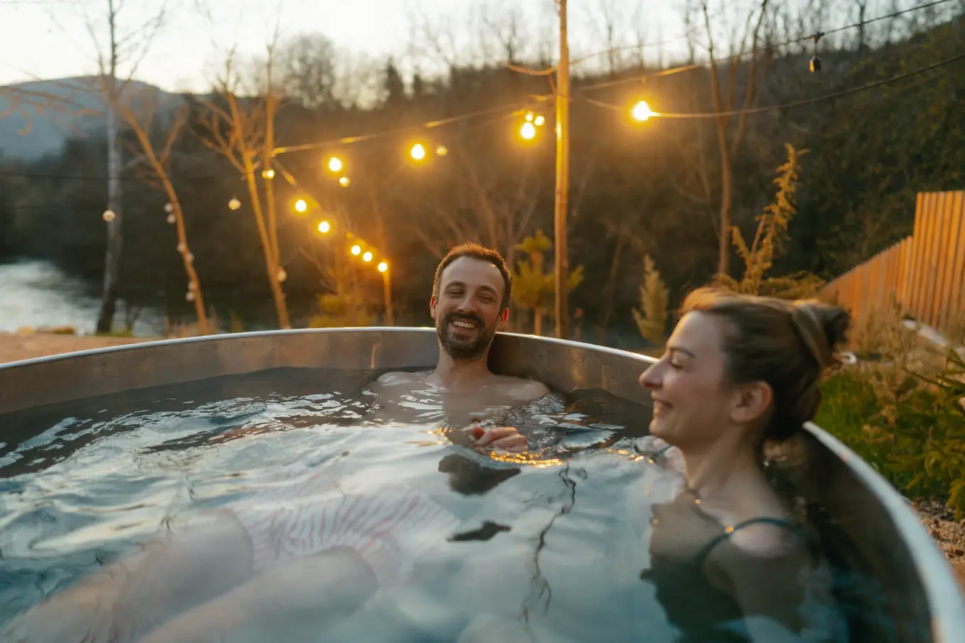 dwoje ludzi w balii ogrodowej