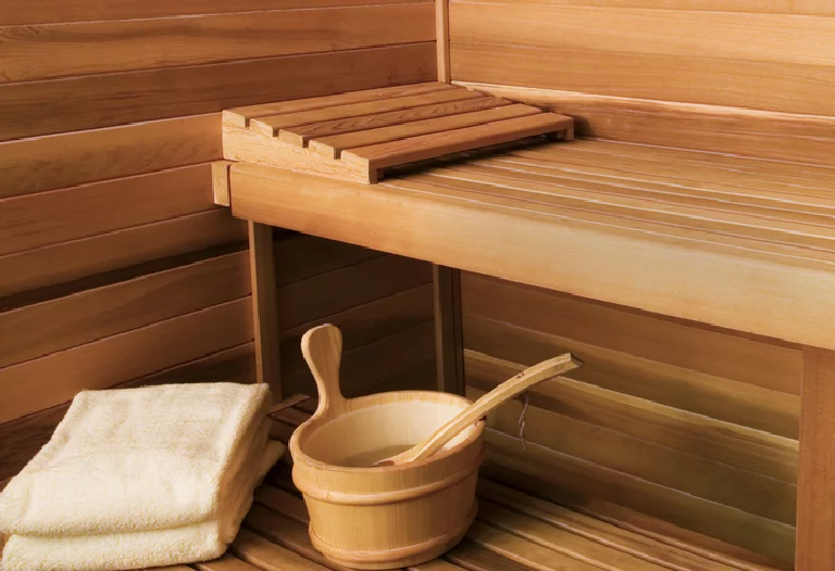 Ręcznik i wiaderko w saunie