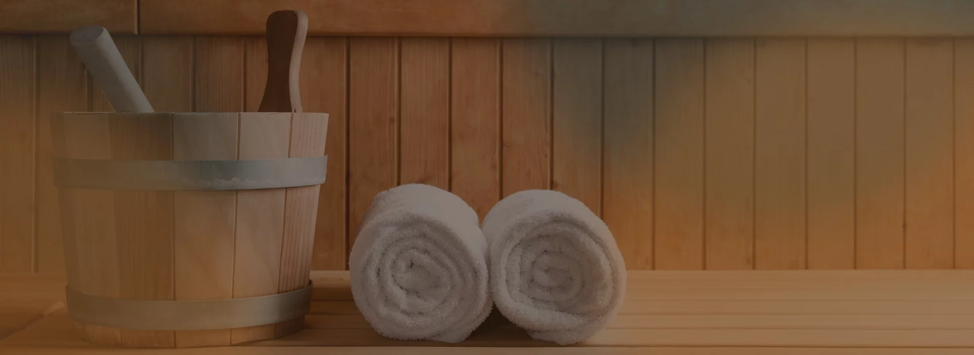 Ręczniki oraz wiadro w saunie